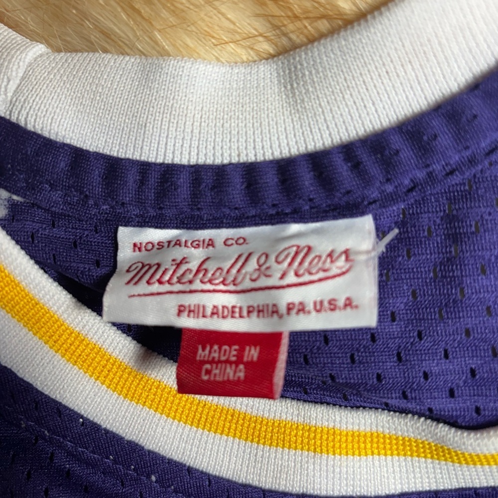 Los Angeles Lakers Away 1984-85 Magic Johnson Swingman Jersey XXL - Picture 3 of 6